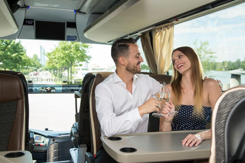 1 Fahrgaeste Sekt Premium Class c Dr. Richard A web