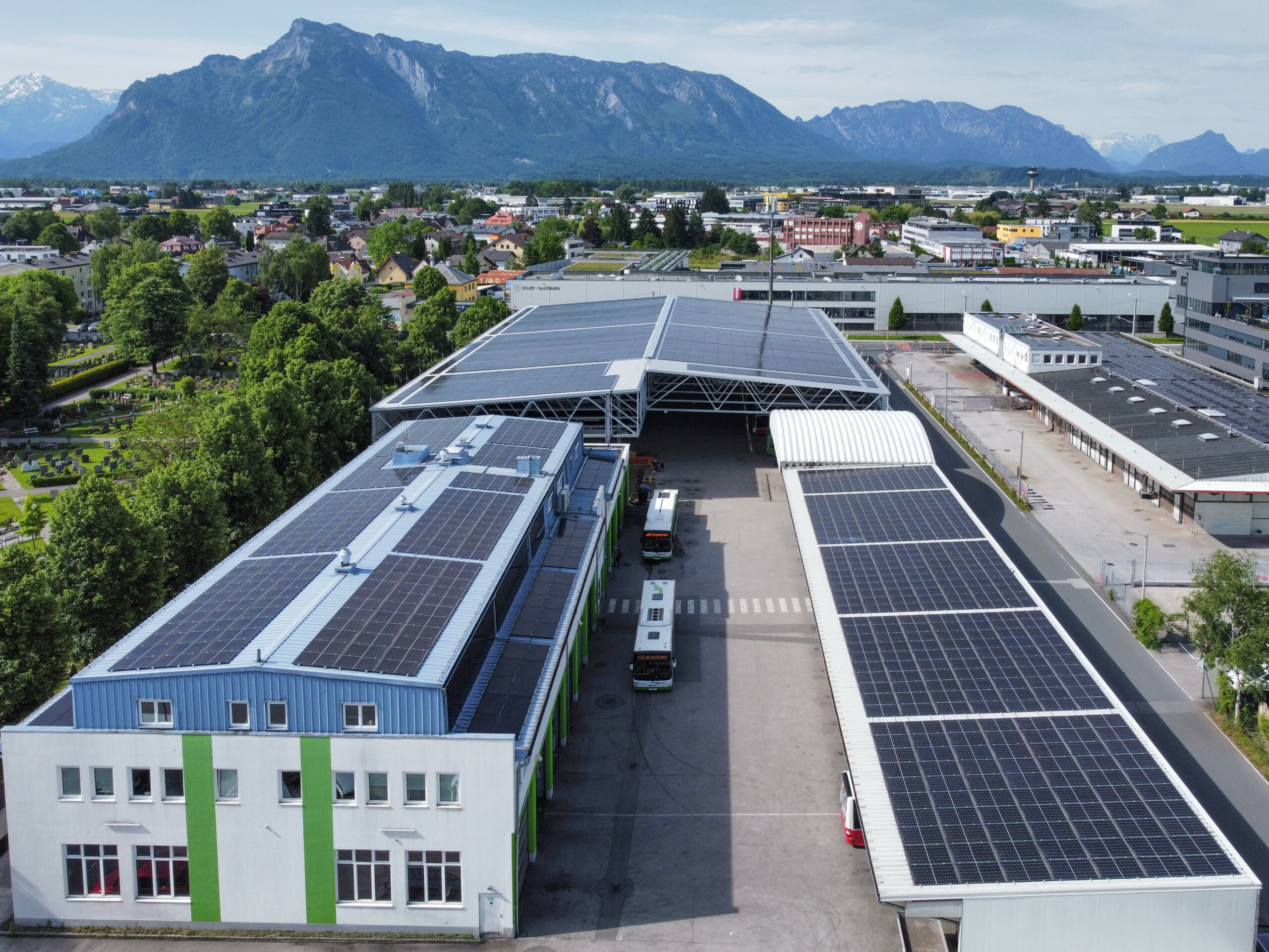 Flugdach mit Solaranlage c Albus Salzburg scaled