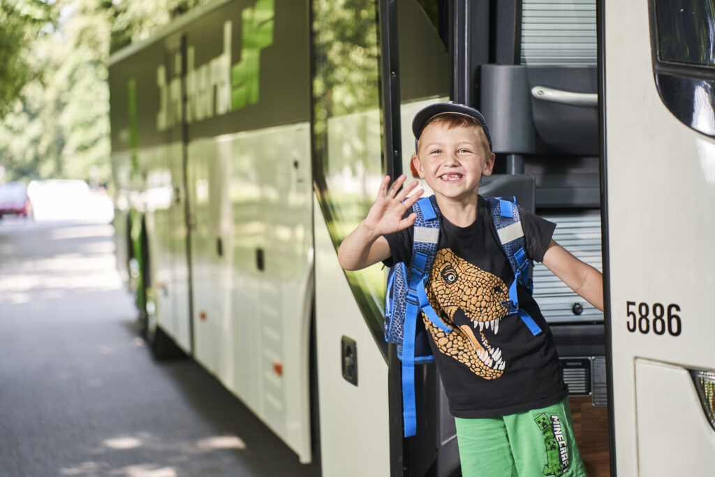 Schueler am Reisebus c Dr. Richard M. Scheer 1