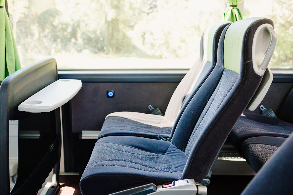 Rent a bus 18 Reisebus innen 50 Sitzer c Dr. Richard Bernhard Luck 34 1