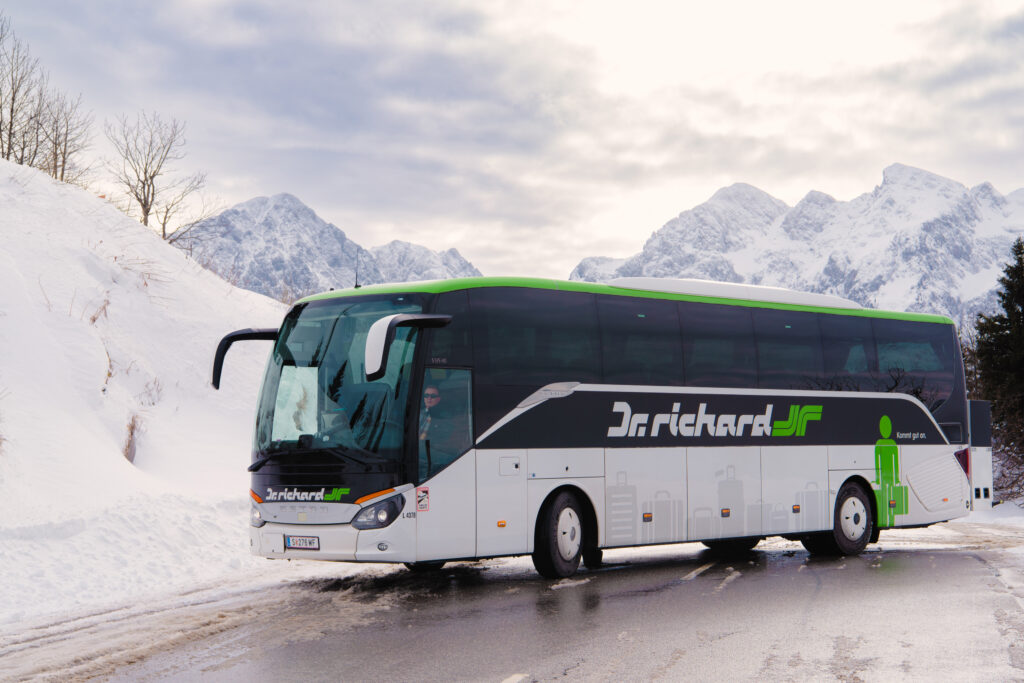 Ski 9 Reisebus im Schnee_Ski