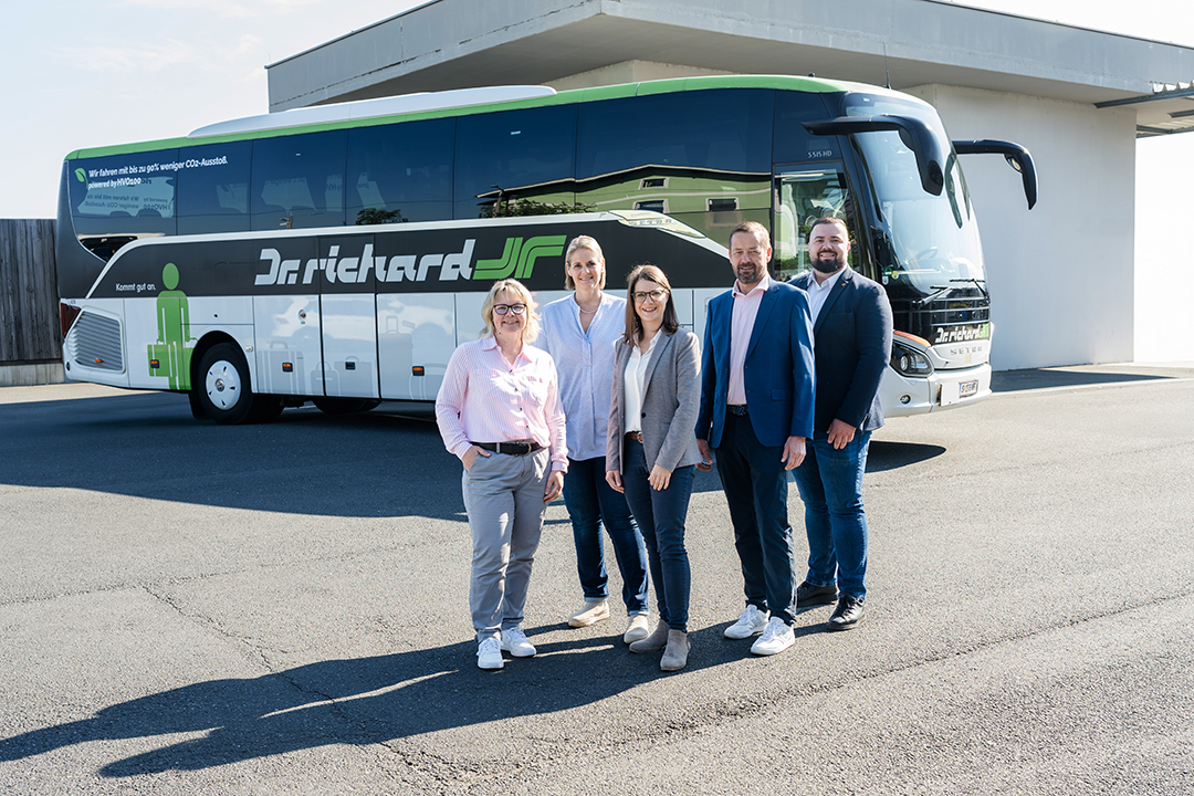 Salzburg 10 Reisebus Salzburg Gruppenfoto komprimiertc Scheinast.com