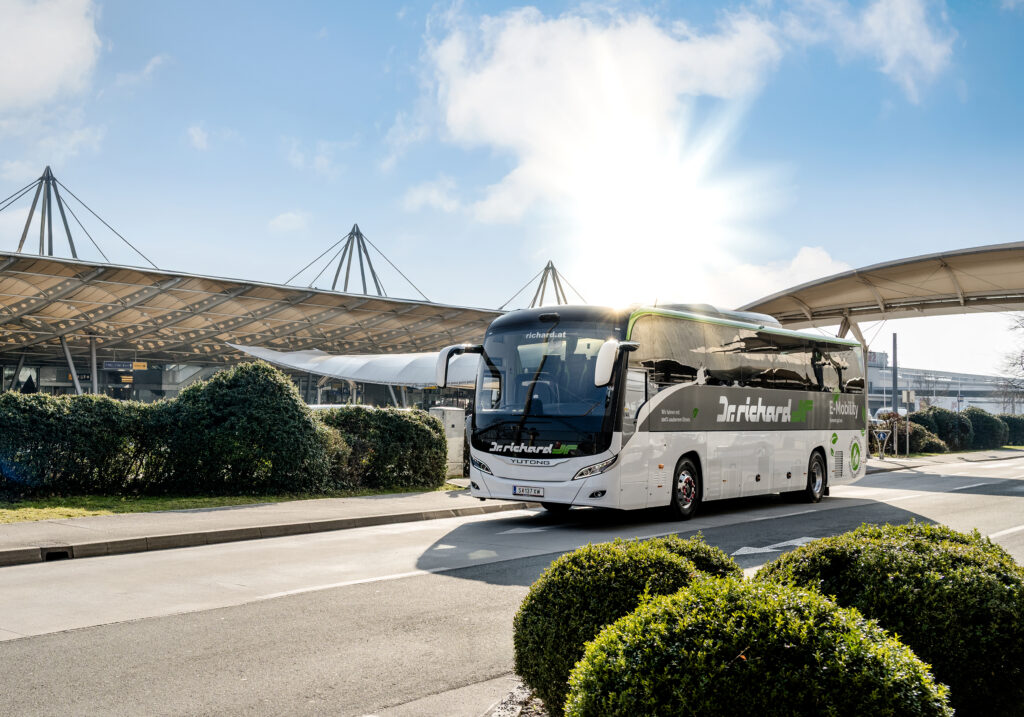 electric coach 19 E Reisebus Salzburg 12 c Dr. Richard Scheinast.com 7847