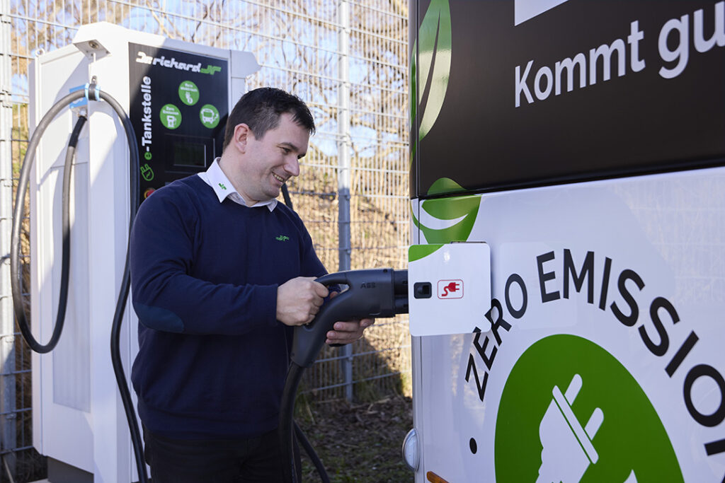 electric coach 39 Lenker beim Laden des E Reisebusses komprimiert c Dr. Richard Gruppe APA Fotoservice Ben Leitner