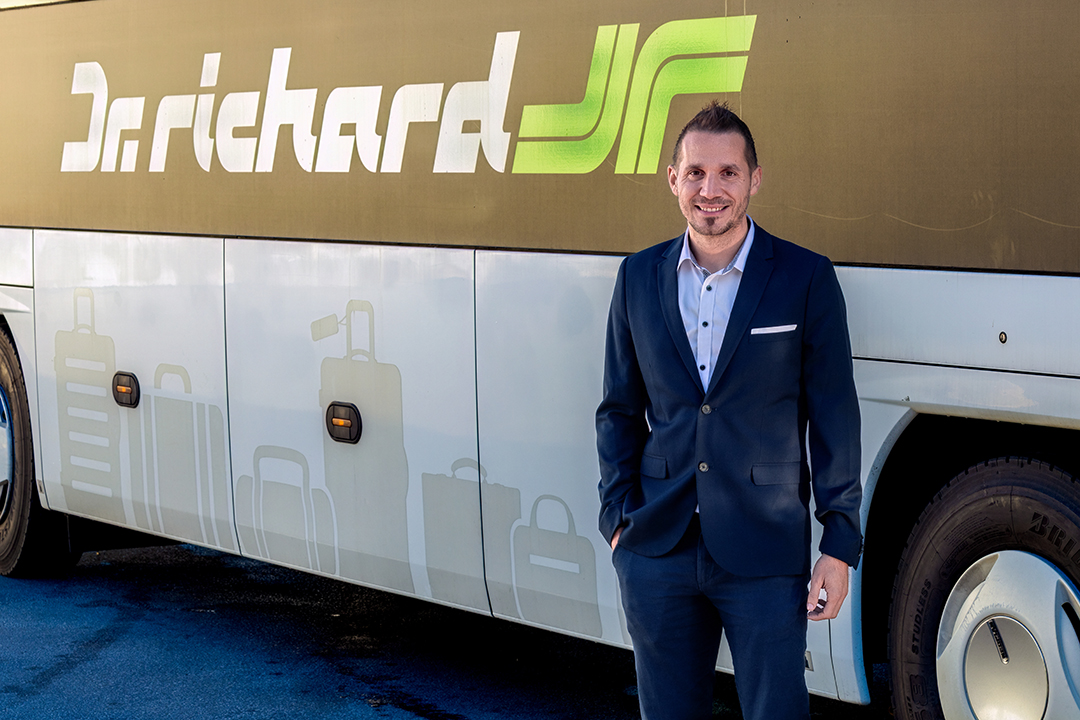 Kontakt Bus mieten 28 Rene Laczko komprimiert c Dr. Richard Martin Pfeiffer