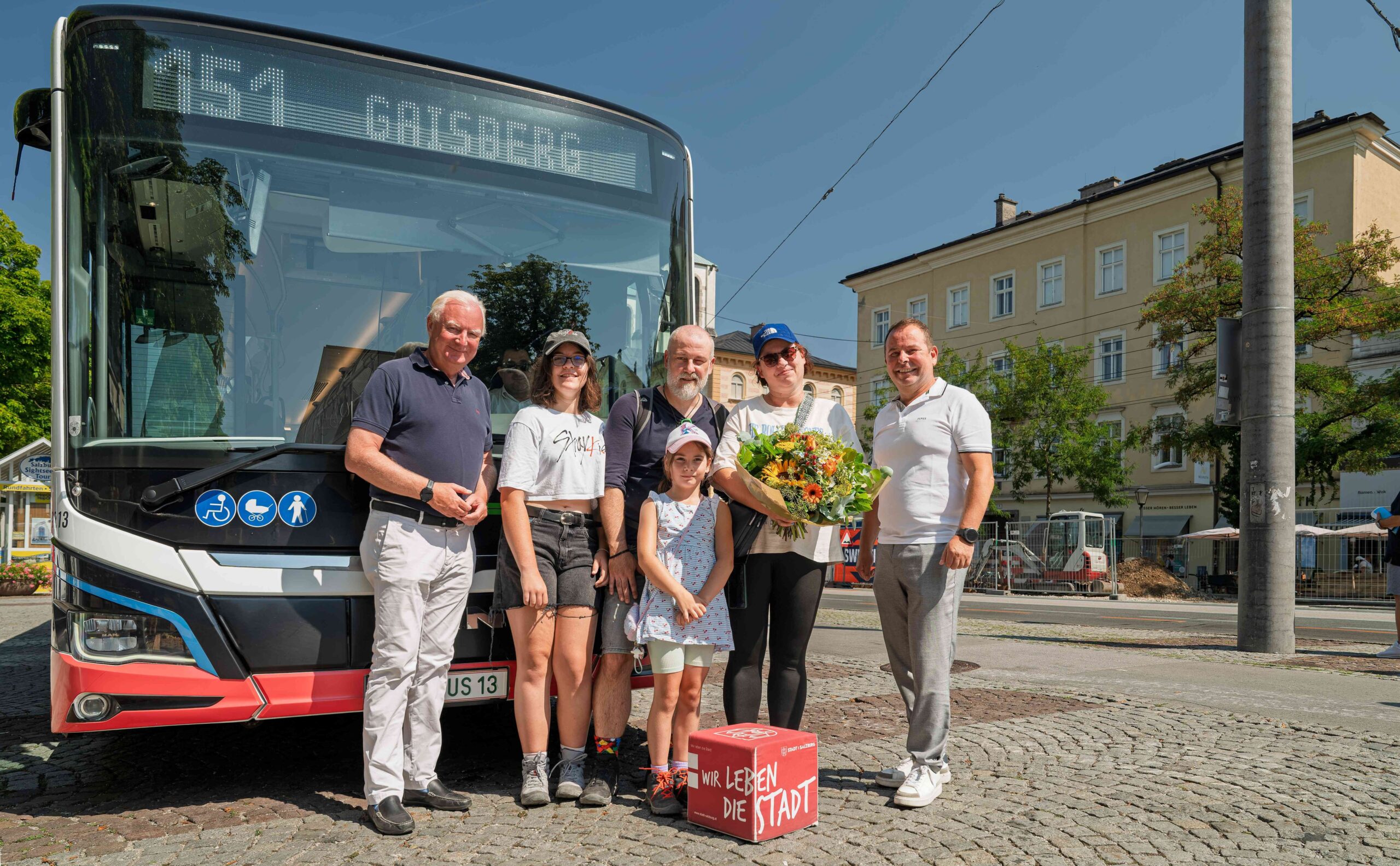 100.000. Fahrgast Linie 151 3 c Stadt Salzburg Alexander Killer scaled