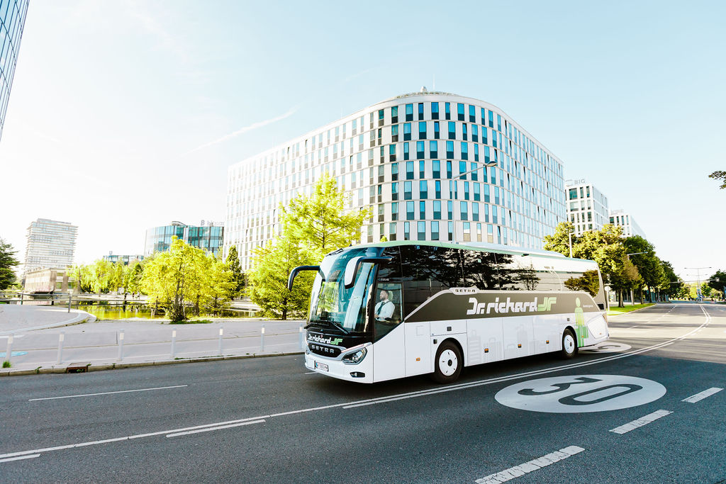 50 seater 4 50 seater web c Dr. Richard Bernhard Luck 3