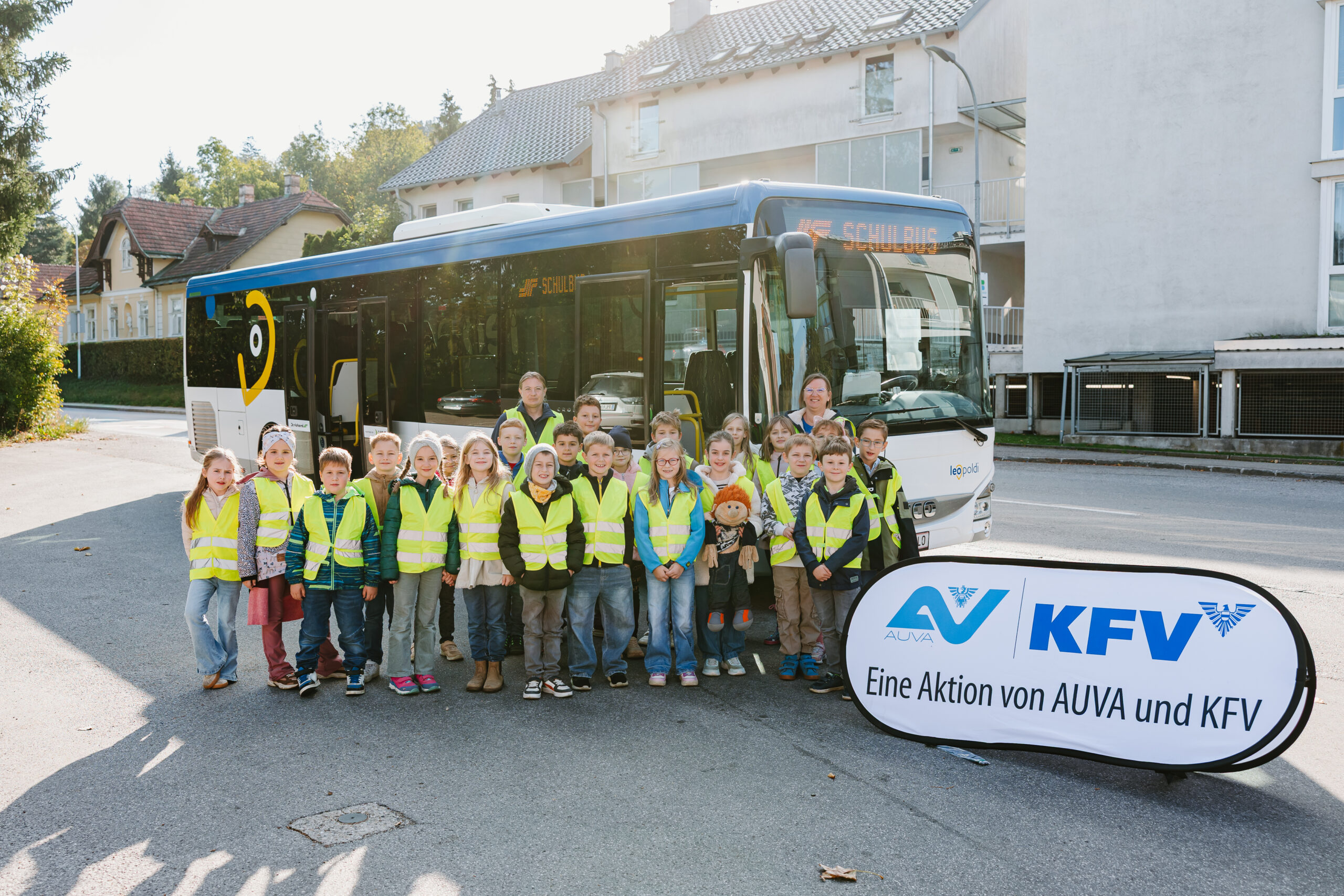 25 Jahre sicher zur Schule: Dr. Richard bietet seit 2001 Mobilitätstrainings für Volksschüler:innen in Niederösterreich 4 Volksschüler:innen vor einem Bus von Dr. Richard