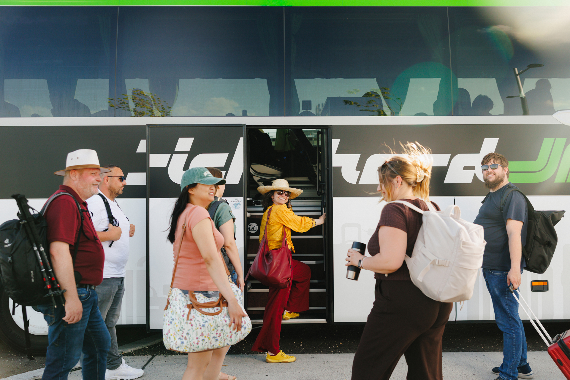 Ihr Partner für Bus mieten & öffentlichen Verkehr 9 Fahrgäste steigen in den Dr. Richard Reisebus ein_(c) Dr. Richard_Marcella Ruiz Cruz